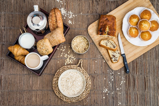 Vista alta ângulo, de, café da manhã, ligado, placemat Foto gratuita