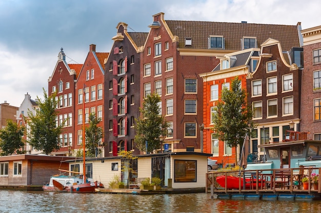 Vista da cidade do canal de amsterdã e casas típicas barcos e