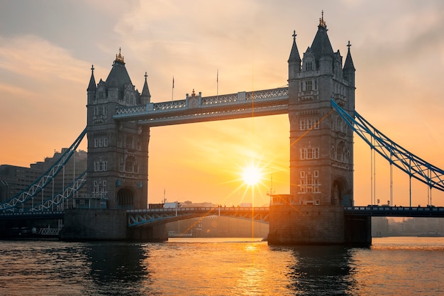 Vista da famosa tower bridge ao nascer do sol, em londres. | Foto Grátis