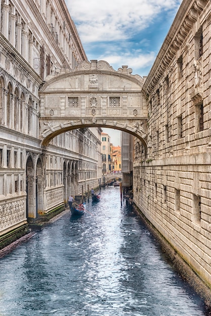 Foto Premium Vista Da Iconica Ponte Dos Suspiros Um Dos Principais Marcos E Pontos Turisticos De Veneza Italia