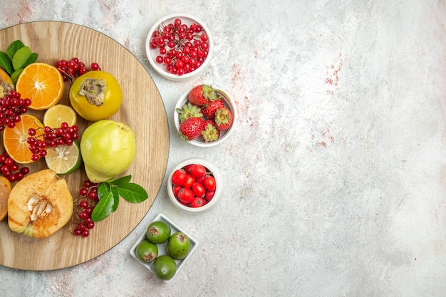 Vista de cima composição de frutas diferentes frutas na mesa branca clara frutas frescas maduras