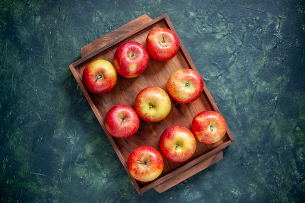 Vista de cima maçãs vermelhas frescas em fundo escuro cor fruta saúde árvore pêra verão maduro