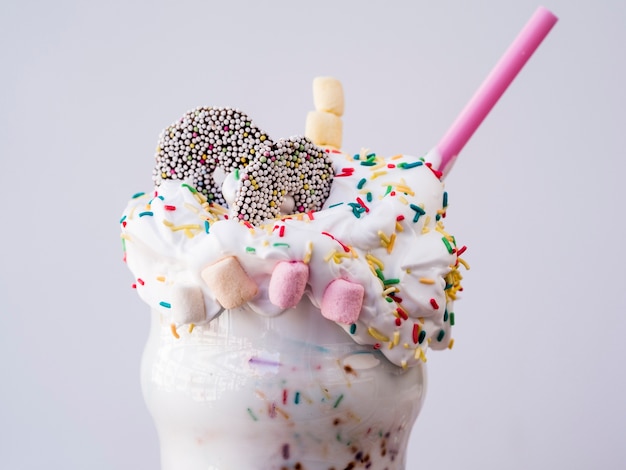Vista do close-up de milk-shake com creme e marshmallow Foto gratuita