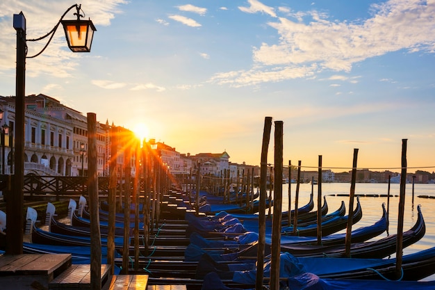 Vista famosa de veneza com gôndolas ao nascer do sol Foto gratuita