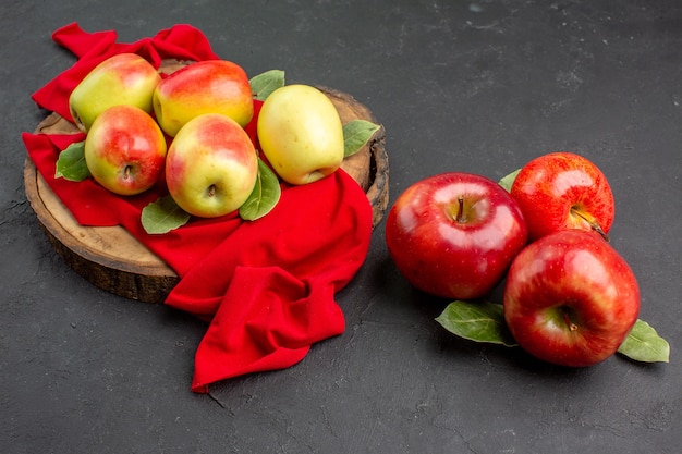 Vista Frontal De Ma S Frescas Frutas Maduras Em Tecido Vermelho E Mesa Cinza Foto Gr Tis