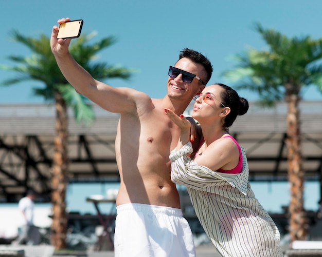 Vista Frontal Do Casal Tomando Uma Selfie Foto Grátis 