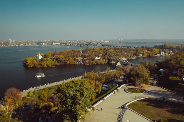 Vista sobre o rio dnieper em kiev | Foto Grátis