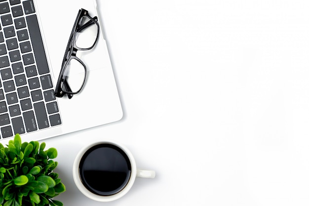 Vista superior da mesa de escritório com espaço de trabalho no escritório com o caderno em branco e outros materiais de escritório Foto Premium