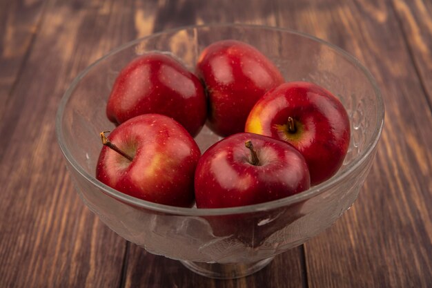 Vista Superior De Ma S Vermelhas Frescas Em Uma Fruteira Transparente Em Uma Superf Cie De