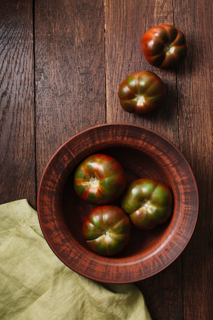 Vista superior de tomates em uma tigela e pano Foto gratuita