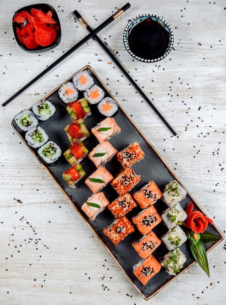 Vista superior do conjunto de sushi servido com wasabi, gengibre e molho de soja Foto gratuita