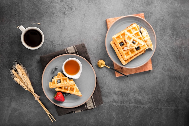 Vista superior pratos com waffles com frutas Foto gratuita