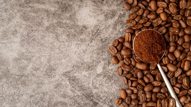 Vista superior torrado grãos de café com espaço de cópia Foto gratuita