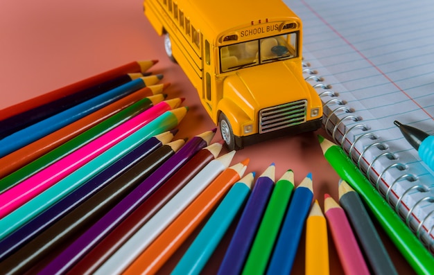 Volta ao conceito de escola com ônibus e caderno, lápis Foto Premium