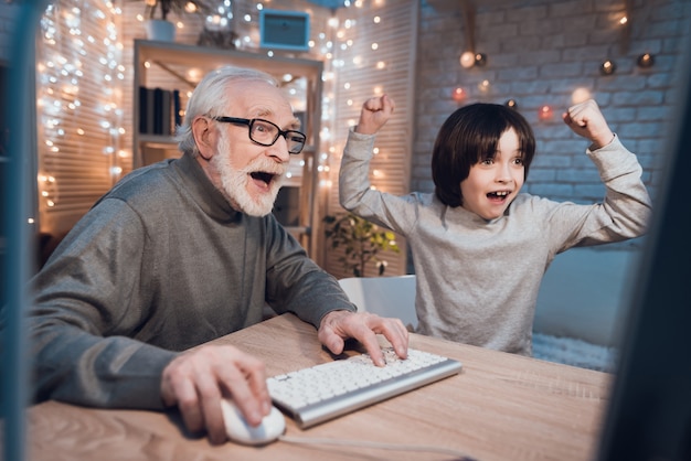 Vovô jogando jogos de computador com neto Foto Premium