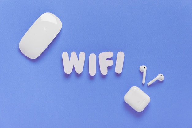 Wifi soletrado para fora com fones de ouvido Foto gratuita