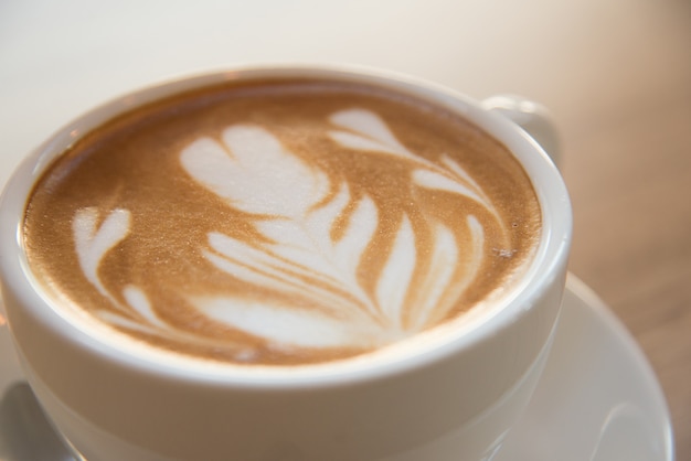 Xícara de café com arte latte linda.how para fazer café latte art Foto Premium