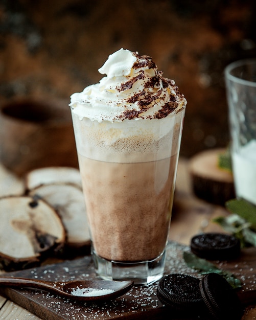 Xícara de café com chantilly e granulado de café Foto Grátis