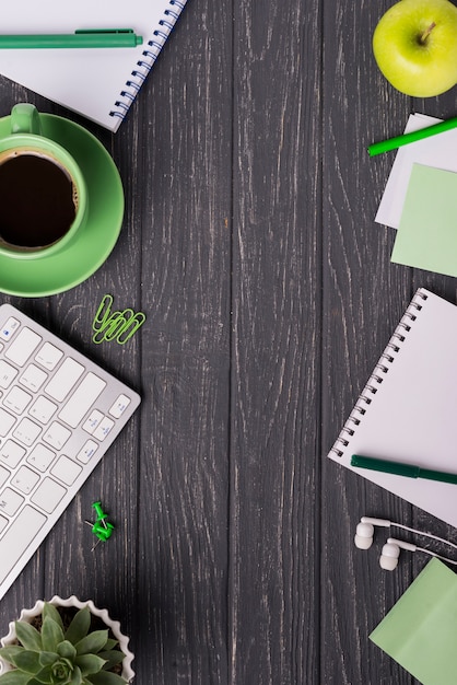 Xícara de café com notebook e planta suculenta na mesa de madeira Foto gratuita