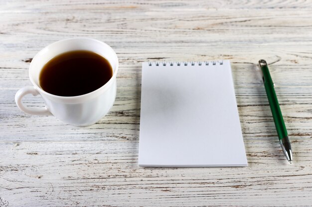 Xícara de café com notebook na mesa de madeira, vista de cima, copie o espaço Foto Premium