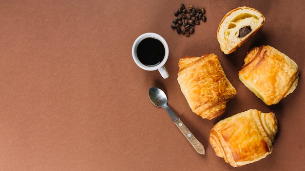 Xícara de café e croissants Foto gratuita