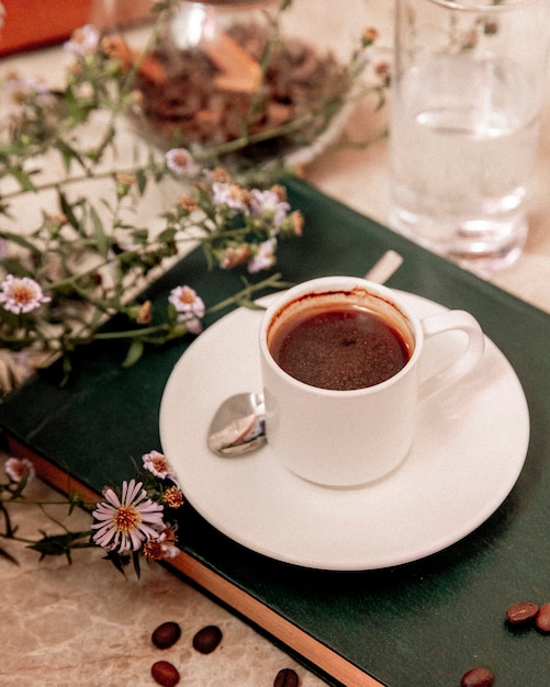 Xícara de café e grãos de café na mesa Foto Grátis