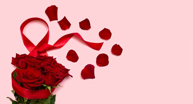 8 Marz Das Konzept Des Internationalen Frauentagsfeiertags Rote Rosen Auf Einem Rosa Hintergrund Mit Einem Roten Band Und Rosenblattern Ein Leerzeichen Fur Eine Postkarte Ein Platz Fur Den Text Premium Foto