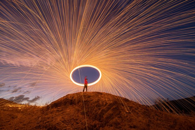 Abends feuer spielen. Premium Fotos
