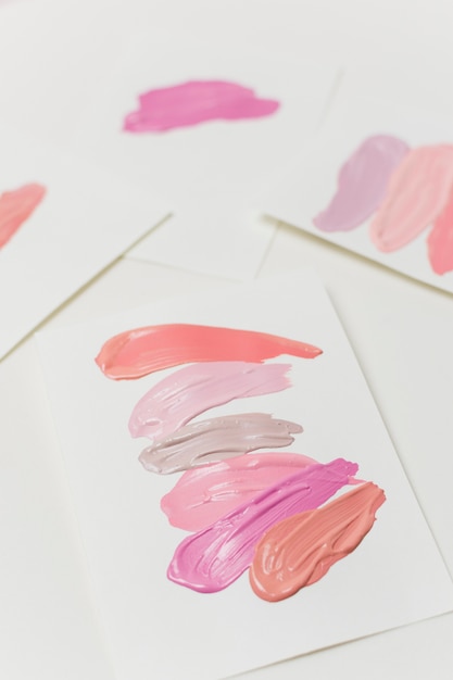 Abstriche Von Pastellfarben Lippenstift Auf Papierbogen Kostenlose Foto