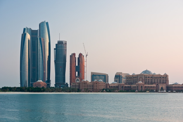 Abu dhabi gebäude skyline vom meer | Premium-Foto