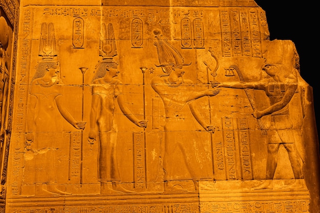 Agyptische Zeichnungen Und Hieroglyphen Im Tempel Von Kom Ombo In Der Stadt Kom Ombo In Der Nahe Von Aswer Premium Foto