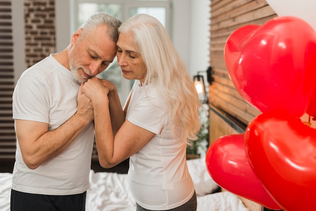 Ältere paare, die zu hause valentinstag feiern