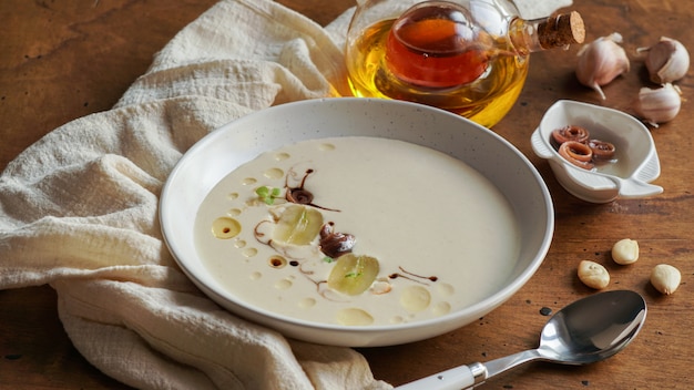 Ajo blanco, spanisch typische kalte suppe aus mandeln und knoblauch mit ...