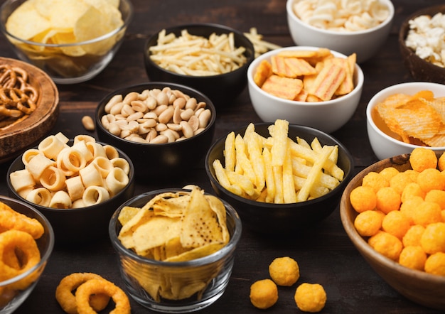 Alle klassischen kartoffelsnacks mit erdnüssen, popcorn und ...