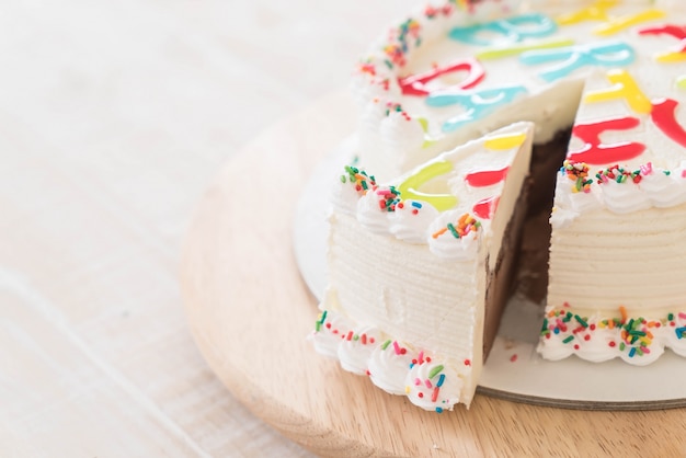 Alles gute zum geburtstag kuchen auf dem tisch ...