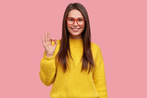 Alles Ist In Ordnung Und Unter Kontrolle Gluckliche Positive Frau Zeigt Okay Geste Demosntrates Zustimmung Der Idee Kostenlose Foto