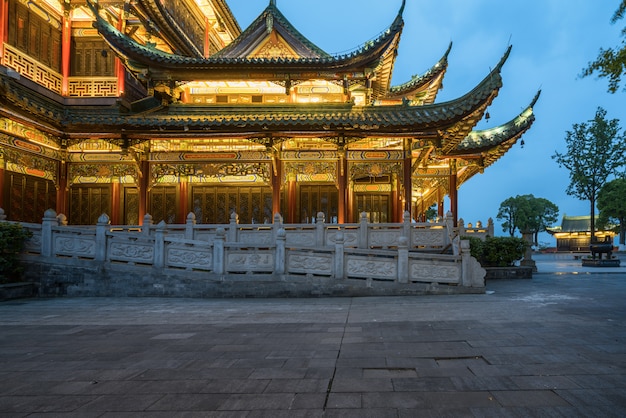 Alte architekturtempelpagode im park, chongqing, china Premium Fotos