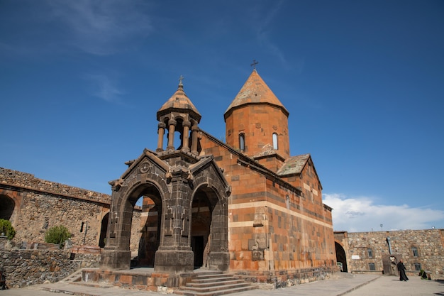 Alte armenische christliche kirche aus stein in einem armenischen dorf