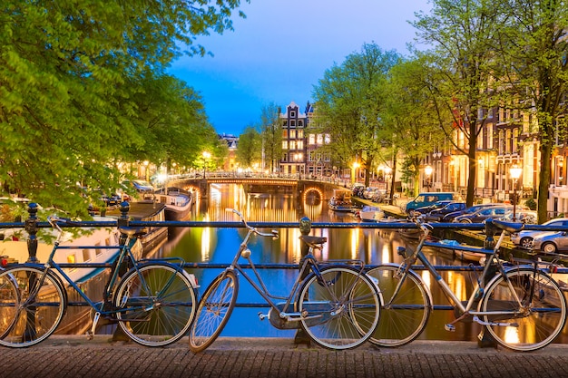 Alte fahrräder auf der brücke in amsterdam, die