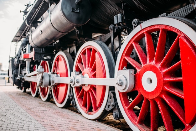 Alter Dampfzug, Rote Räder Nahaufnahme. Vintage Lokomotive. Eisenbahnmotor,  Altes Eisenbahnfahrzeug | Premium-Foto