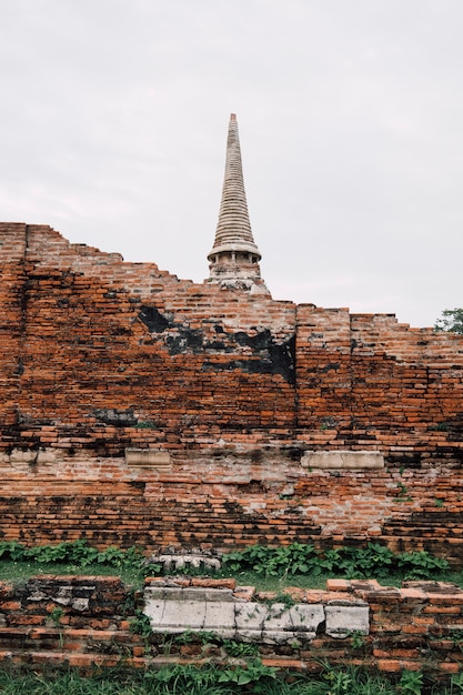 Alter tempel und backsteinmauer in ayutthaya, thailand Kostenlose Fotos