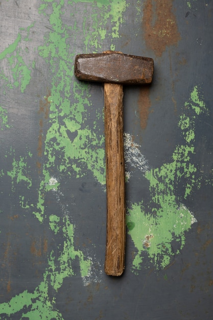 Alter und verkratzter hammer auf metalloberfläche Premium Fotos