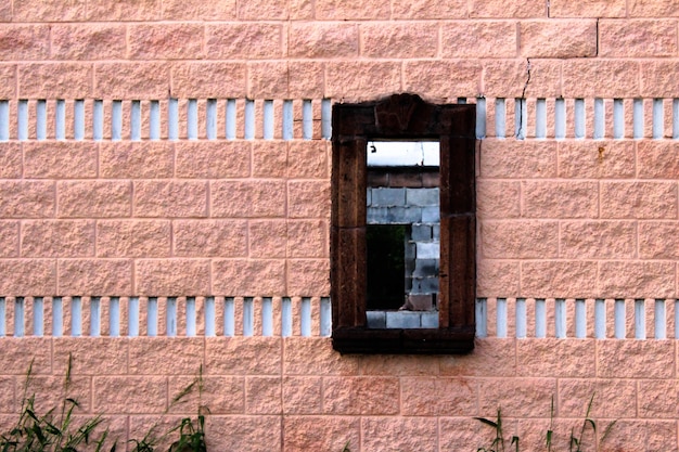 Altes, zerbrochenes fenster ohne glas Kostenlose Foto