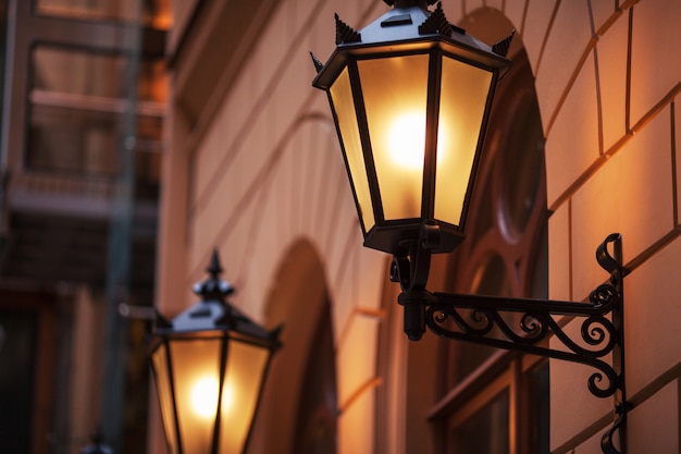 Altmodische Strassenlaterne In Der Nacht Hell Beleuchtete Strassenlaternen Bei Sonnenuntergang Dekorative Lampen Magische Lampe Mit Einem Warmen Gelben Licht In Der Stadtdammerung Premium Foto