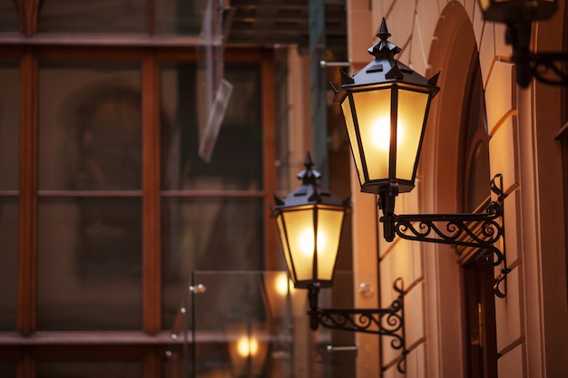 Altmodische Strassenlaterne In Der Nacht Hell Beleuchtete Strassenlaternen Bei Sonnenuntergang Dekorative Lampen Magische Lampe Mit Einem Warmen Gelben Licht In Der Stadtdammerung Premium Foto