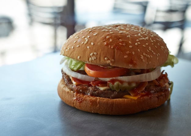 Amerikanischer rindfleischburger mit käse | Premium-Foto