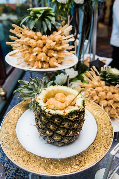 Ananas gebratene garnelen | Premium-Foto