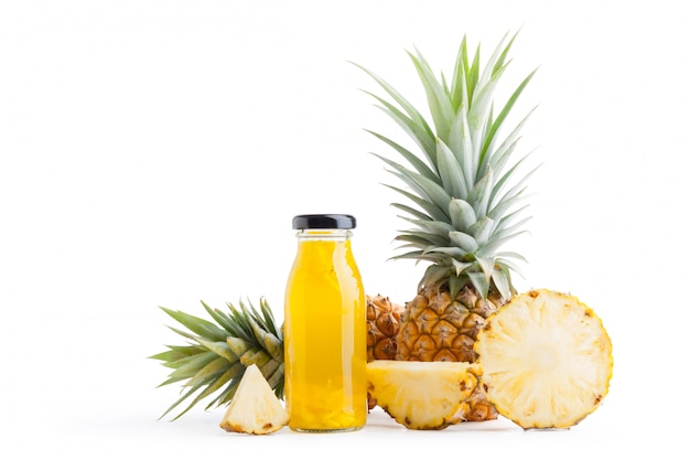 Ananasscheibe und ananassaft in den glasflaschen lokalisiert auf weißem hintergrund mit beschneidungspfad Premium Fotos