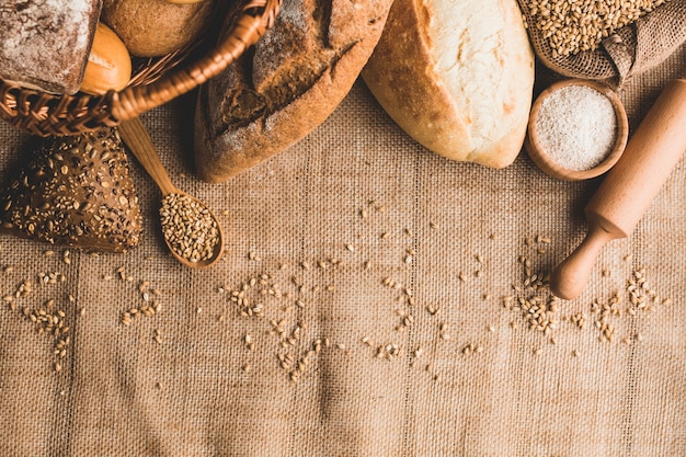 Anordnung für gesunde brötchen auf leinwand | Kostenlose Foto