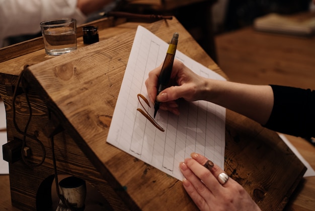 Ansicht über großes blatt des weißbuchsegeltuches mit wortkalligraphie Premium Fotos